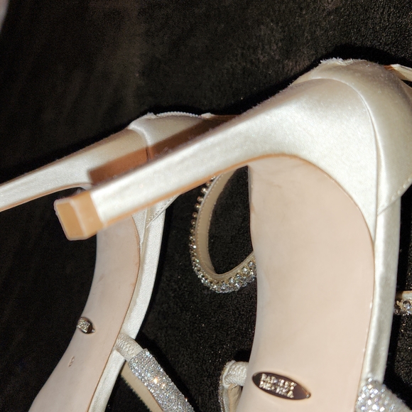 Badgley Mischka Ivory Satin Heels - Picture 10 of 13